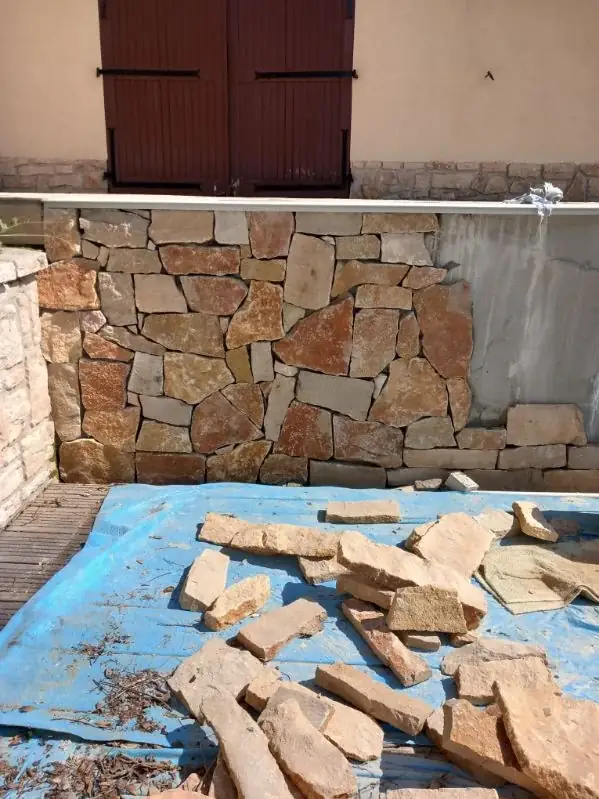 Mur en pierre naturelle posé en opus incertum